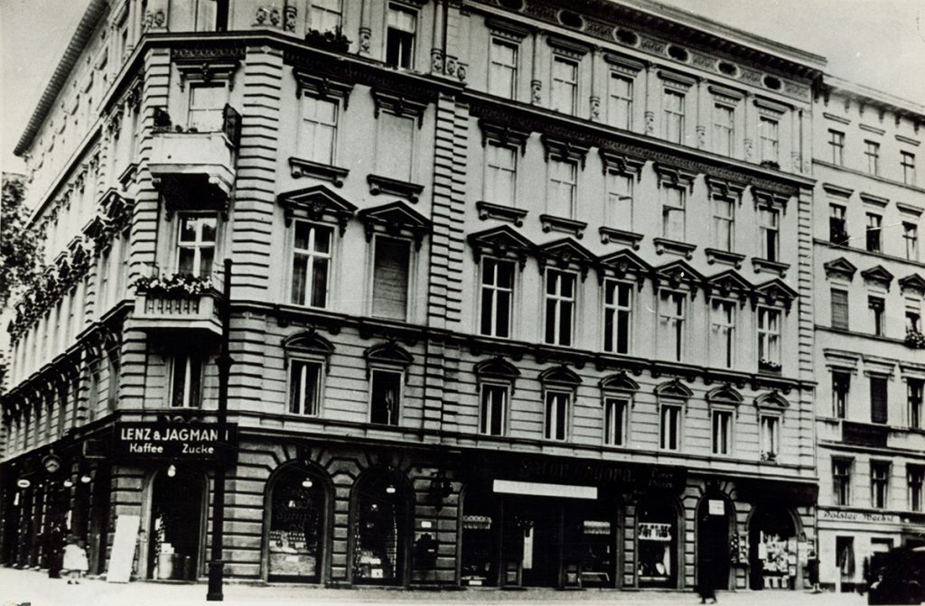 Eine historische Fotografie vom Wohnhaus der Familie Kollwitz, das sich in der Weißenburger Straße 25 (heute Kollwitzstraße 56) befand. Die Umbenennung in Kollwitzstraße erfolgte 1947, um die Künstlerin und ihren Mann zu ehren.