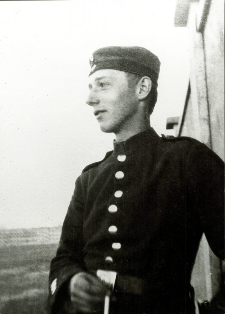 Die historische Aufnahme von 1914 zeigt Peter Kollwitz als Soldat. Die Aufnahme muss vor seinem freiwilligen Kriegseinzug entstanden sein.