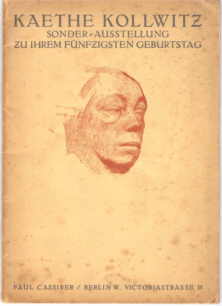 Katalog zur Jubiläumsausstellung von Käthe Kollwitz. Auf dem Cover steht in großen Lettern: Kaethe Kollwitz Sonder-Ausstellung zu ihrem fünfzigsten Geburtstag. Am unteren Bildrand steht in großen Lettern: Paul Cassirer / Berlin W. Victoriastrasse 35. In der Mitte des Covers ist ein Selbstbildnis von Käthe Kollwitz abgebildet.