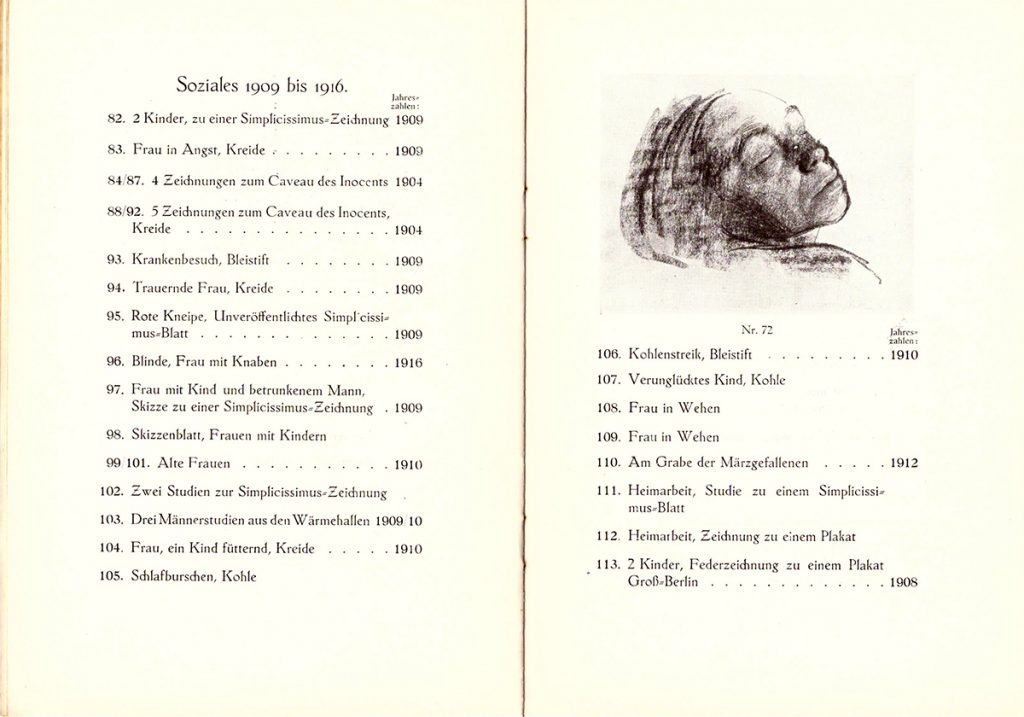 Blick in den Katalog der Kollwitz-Ausstellung in der Galerie Paul Cassirer, 1917; die Doppelseite zeigt nummerierte Werktitel 82 bis 113, abgebildet auf der oberen rechten Seite ein Selbstporträt von Kollwitz, bezeichnet Nr. 72