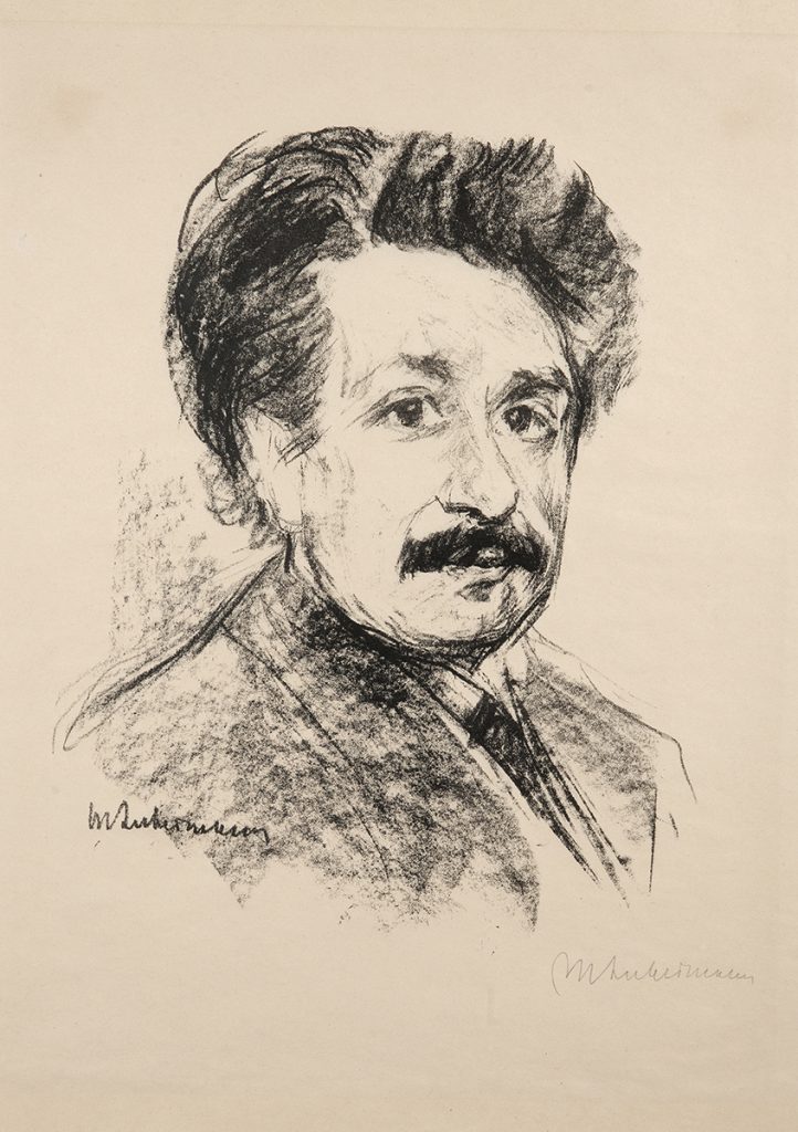 Porträt von Albert Einstein von 1922. Man sieht ihn in einem Brustbild. Sein Blick ist auf den Betrachter gerichtet. Er trägt einen Schnurrbart, sein Haar wirkt etwas zerzaust. Rechts unten signiert: M. Liebermann. Weiter oben auf seiner rechten Schulter nochmal: M. Liebermann