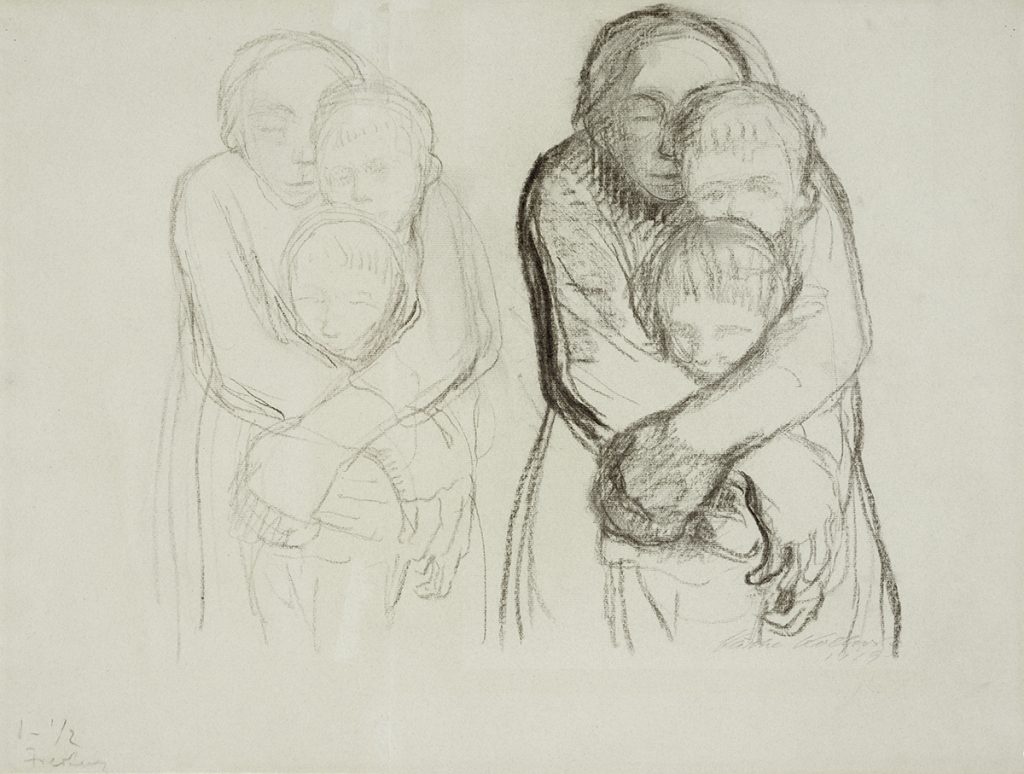 Zwei Skizzen. Eine Frau umarmt ihre beiden Kinder, die vor ihr stehen. Ihre Augen sind geschlossen. Die Skizze auf der rechten Bildseite ist stärker ausgearbeitet als die Skizze auf der linken Bildseite. Rechts unten signiert: Käthe Kollwitz 1919