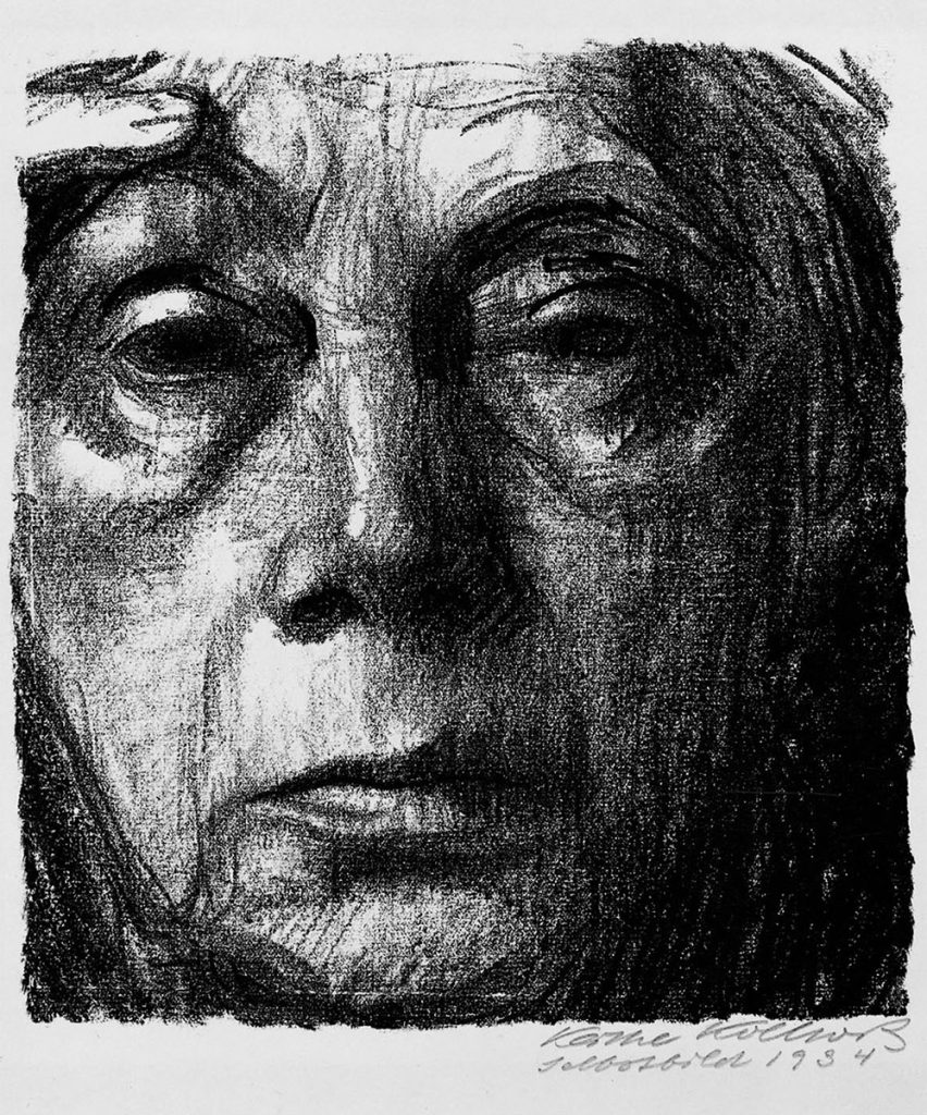 Selbstporträt von Käthe Kollwitz in einem sehr engen Bildausschnitt.. Sie wirkt gleichzeitig nachdenklich und sprachlos, abwesend aber doch präsent. Ihr Blick ist direkt auf den Betrachter gerichtet, wirkt aber leer. Ihre Lippen sind verschlossen. An ihrer rechten Augenbraue sind Finger der rechten Hand erkennbar. Einzelne Partien des Gesichts sind erhellt. Rechts unten signiert: Käthe Kollwitz Selbstbild 1934