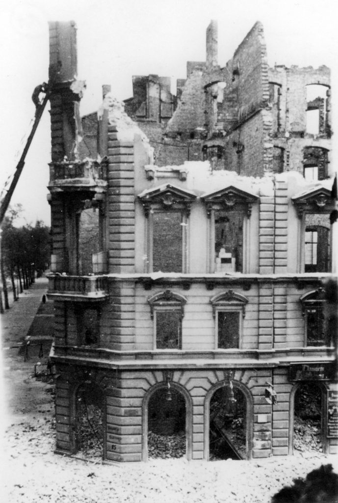 Eine historische Fotografie vom Wohnhaus der Familie Kollwitz, das sich in der Weißenburger Straße 25 (heute Kollwitzstraße 56) befand. Das Foto zeigt das Haus ausgebrannt nach einem Bombenangriff in 1945.