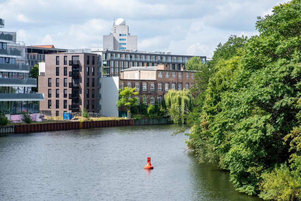 Blick über die Spree mit Neubauten am Siegmundshof, Berlin, 2021