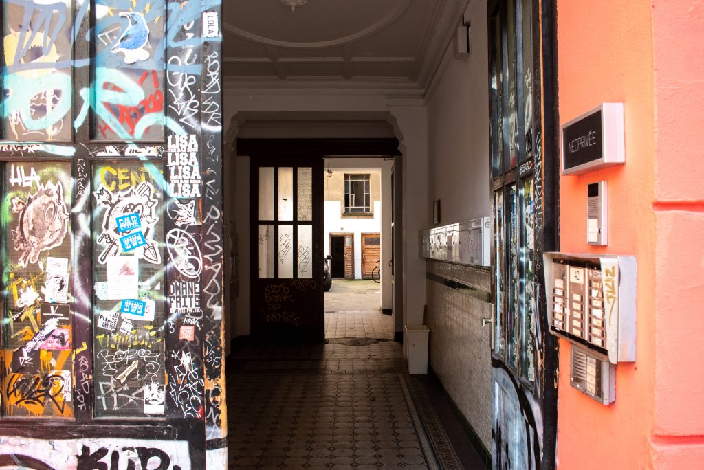 Hauseingang mit Blick in die Höfe in Schönhauser Allee, Berlin, 2021