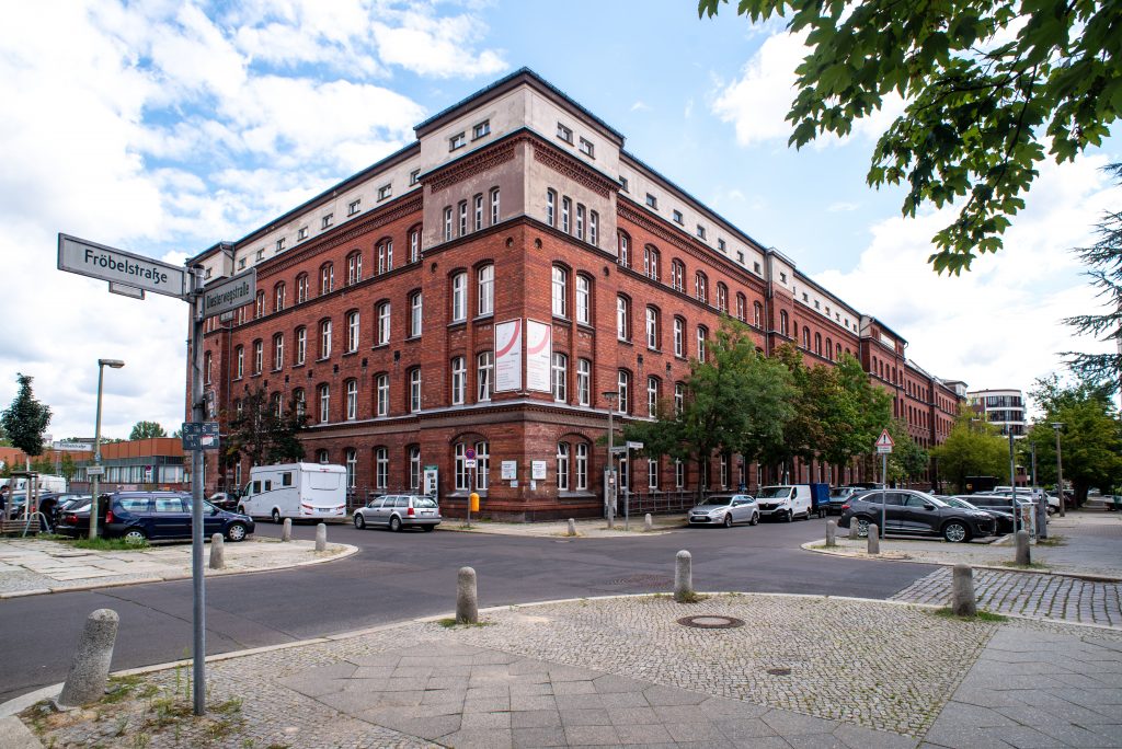 Auf dem Farbfoto sieht man die Ecke Fröbelstraße Diesterwegstraße mit dem roten Backsteingebeude.