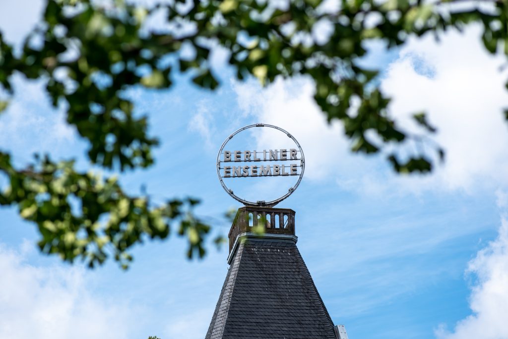 Außenaufnahme Detail des Daches mit Logo des Berliner Ensembles, Theaters am Schiffbauerdamm, Berlin, 2021