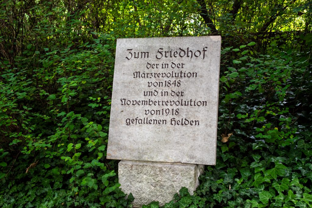 Gedenktafel auf dem Friedhof der Märzgefallenen, Berlin, 2021. Inschrift: Zum Friedhof der in der Märzrevolution von 1848 und in der Novemberrevolution von 1918 gefallenen Helden.