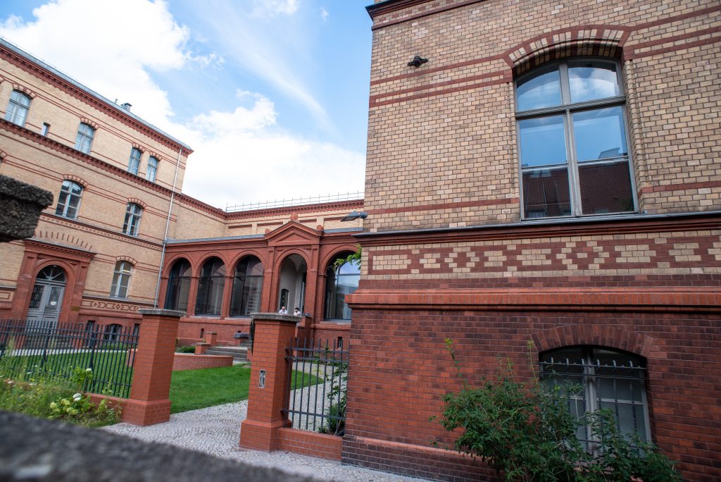 Aussenansicht des Backsteingebäudes Hannoversche Straße 6, 2021