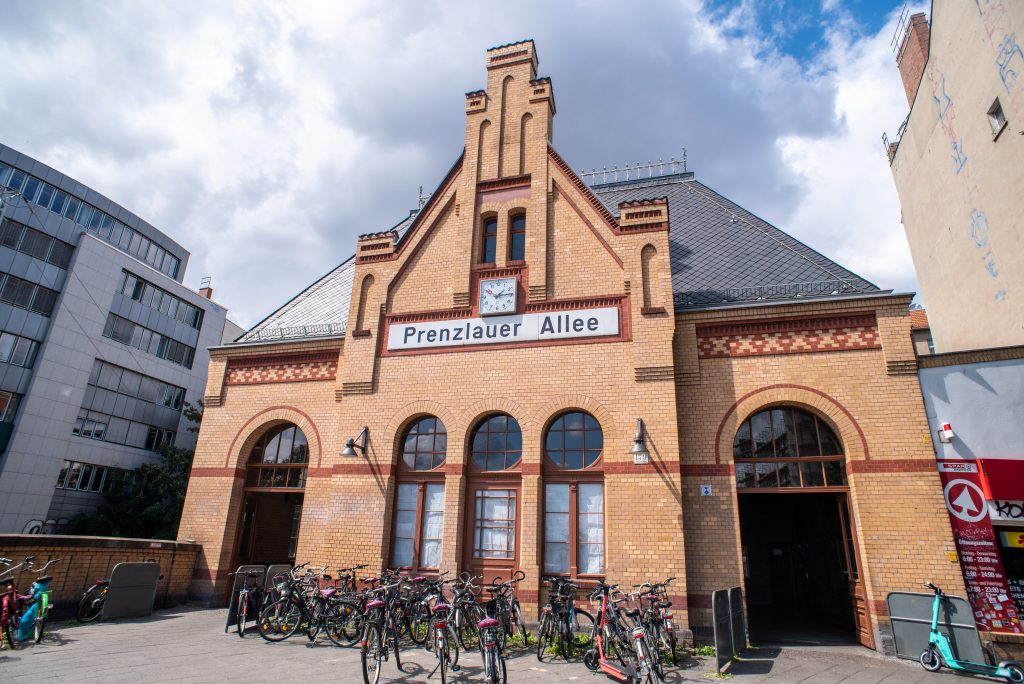 Aussenansicht S-Bahnhofgebäude Prenzlauer Allee, 2021