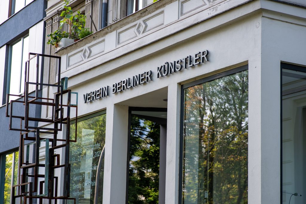 Aussenansicht Schaufenster und Schriftzug Der Verein der Berliner Künstler, 2021