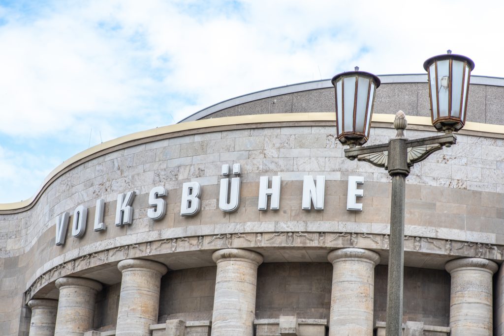 Detail Aussenansicht Schriftzug Volksbühne