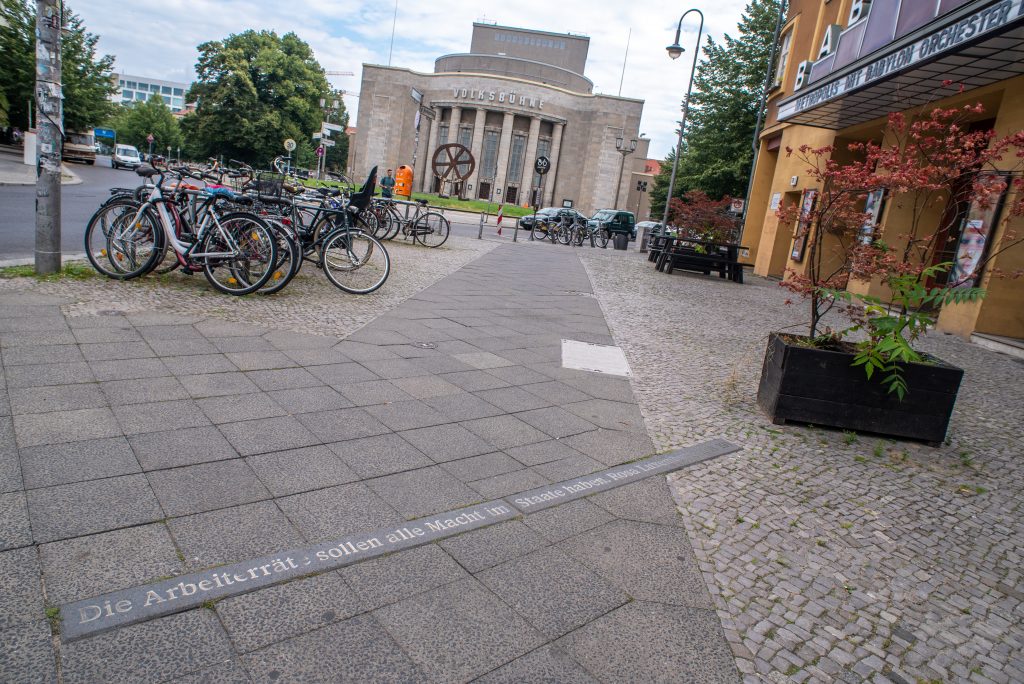 Rosa Luxemburg Gedenkplatte mit der Volksbühne im Hintergrund, 2021