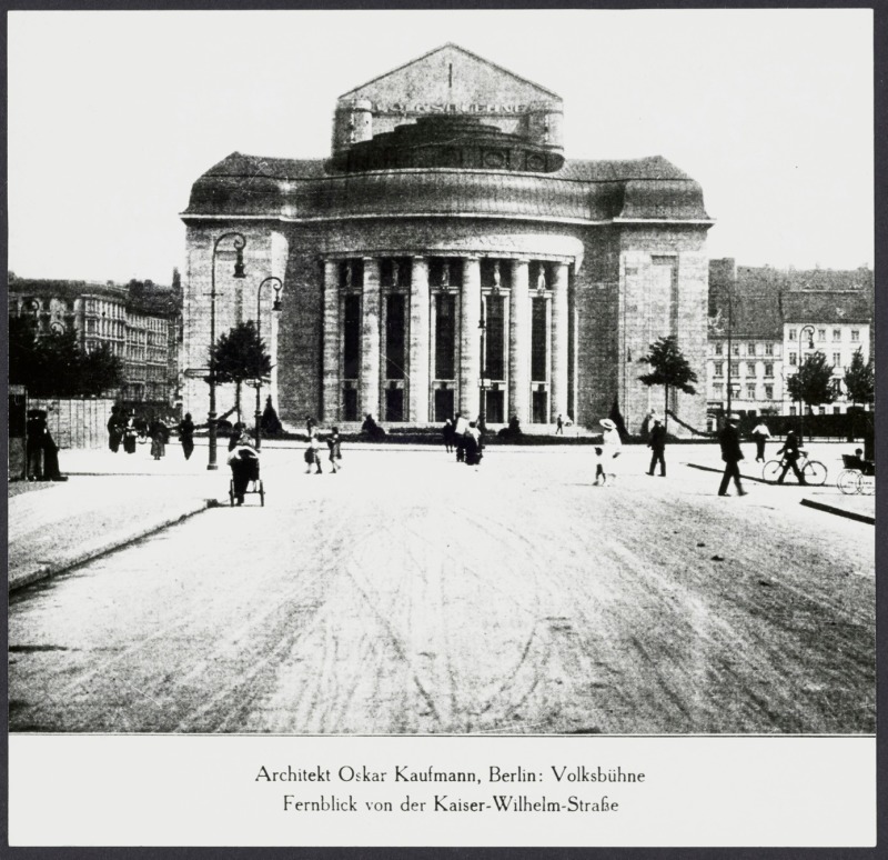 Fernblick auf die Volksbühne von der Kaiser-Wilhelm-Straße, historische Fotografie