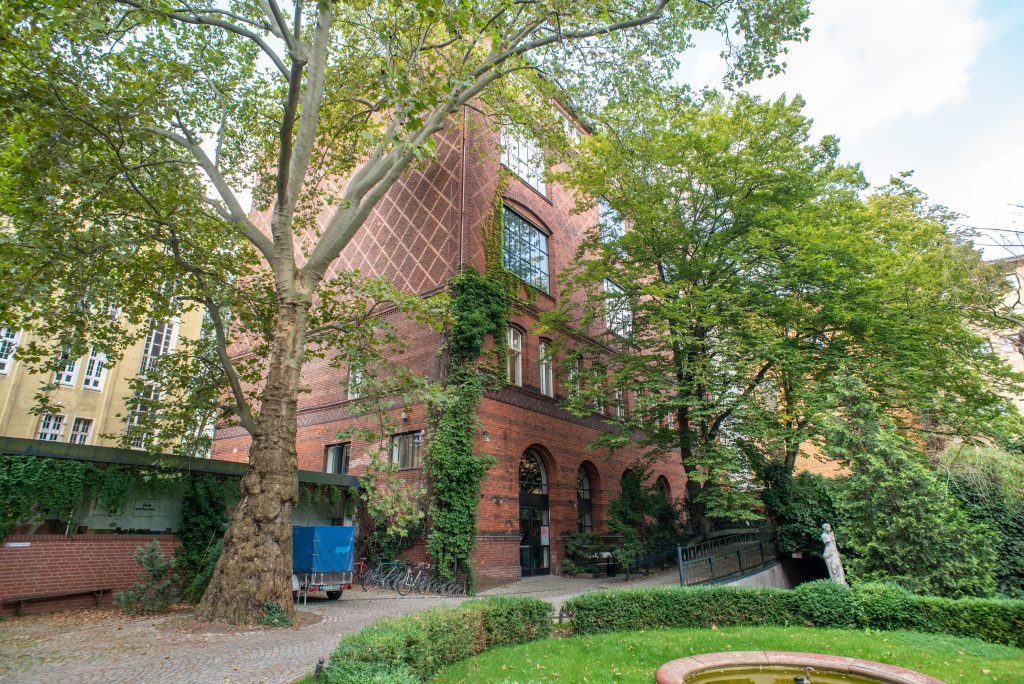 Backsteingebäude an der Potsdamer Straße 98a 2021, Blick von aussen mit grünen Bäumen