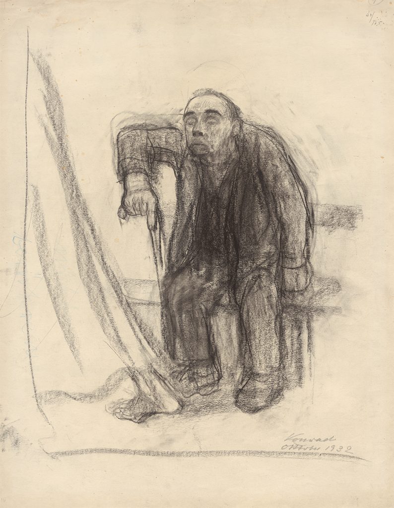 Ein älterer Mann erhebt sich mühsam von einer Bank. Seine rechte Hand stützt er auf einem Gehstock ab. Rechts unten signiert: Konrad Oktober 1932